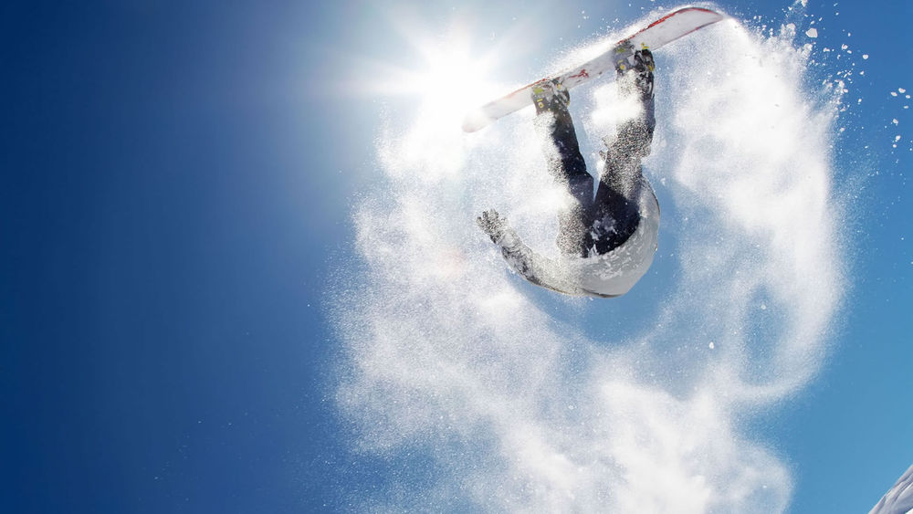 Обои для рабочего стола Экстремальная зима, сноубордист сделал трюк скатываясь с горы
