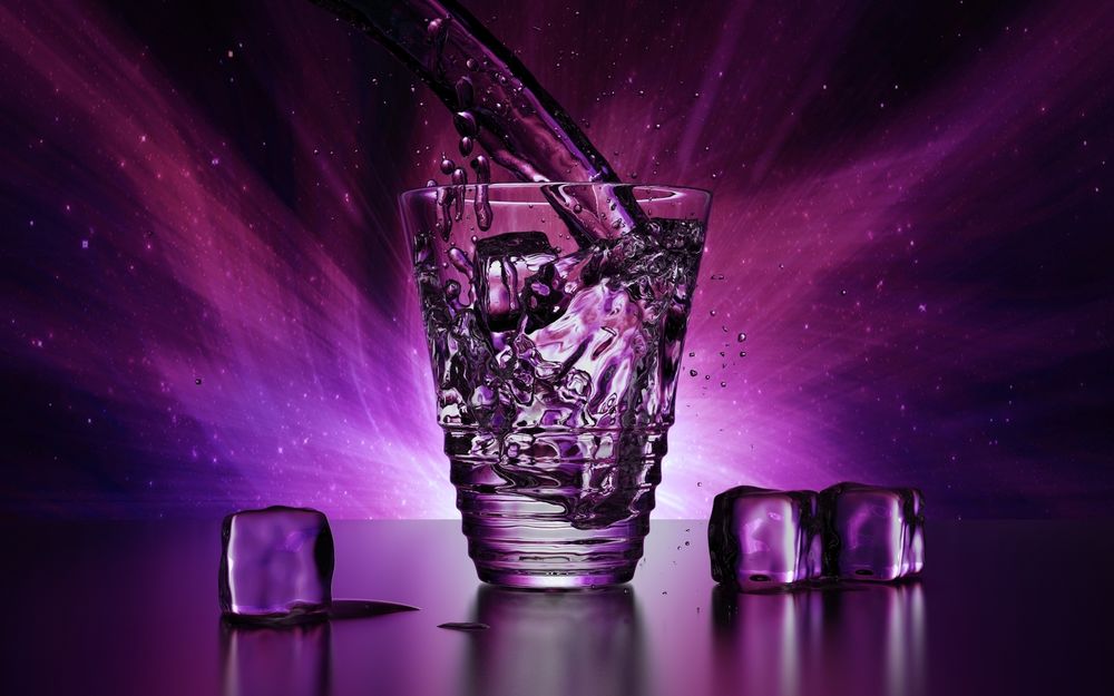 Обои для рабочего стола Стакан с водой и льдом на фиолетовом фоне