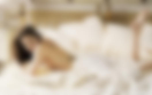 Обои на рабочий стол Анджелина Джоли / Angelina Jolie в кровати под одеялом