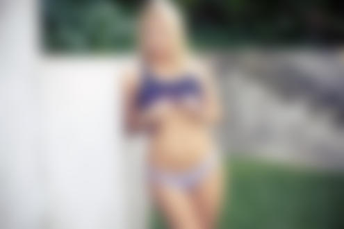 Обои для рабочего стола Tancy Marie / Тэнси Мари модель журнала PlayBoy, в фиолетовых трусиках, подняла майку