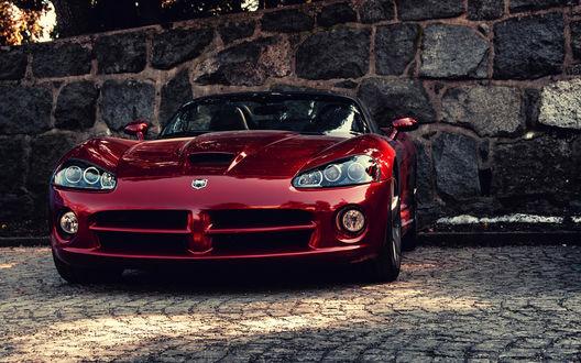 Обои на рабочий стол Dodge Viper SRT 10 / Додж Вайпер СРТ 10 около каменной стенки