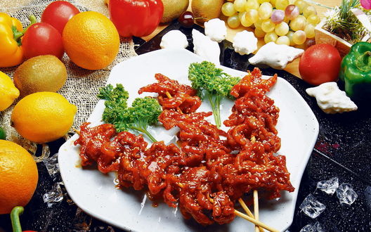 Обои на рабочий стол Мясо на палочках с фруктами и зеленью