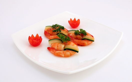 Обои на рабочий стол Вкусная композиция из креветок и овощей