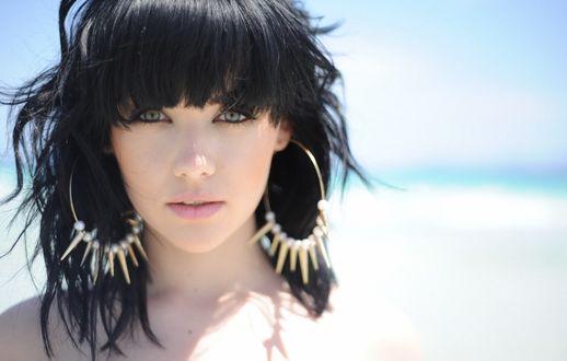 Обои на рабочий стол Портрет брюнетки с серыми глазами Mellisa Clarke / Мелисса Кларк