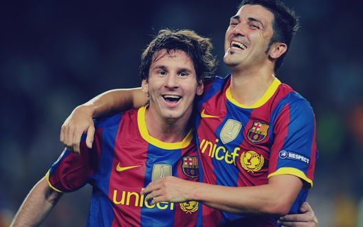 Обои на рабочий стол Лионель Месси / Lionel Messi и Давид Вилья / David Villa празднуют победу ( ФК Барселона /  FC Barcelona)