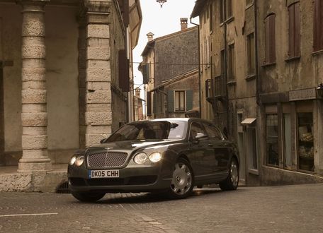 Обои на рабочий стол Серая Бентли / Bentley на узких серых улочках города
