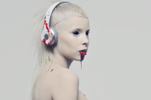 Обои на рабочий стол Yolandi Visser / Йоланди Васср, портрет в окровавленных наушниках Beats by Dr. Dre с кровью изо рта и черными глазами