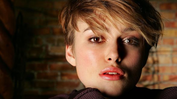 Обои на рабочий стол Кира Найтли / Keira  Knightley с кроткой стрижкой