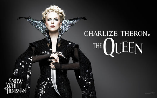 Обои на рабочий стол Шарлиз Терон / Charlize Theron в роли королевы / the queen в фильме 'Белоснежка и охотник / Snow White and the Huntsman'