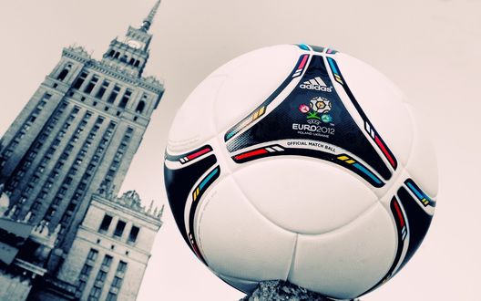 Обои на рабочий стол Футбольный мяч от Адидас / Adidas к Евро 2012 / Euro 2012, Польша-Украина / Poland-Ukraine на фоне высотного здания