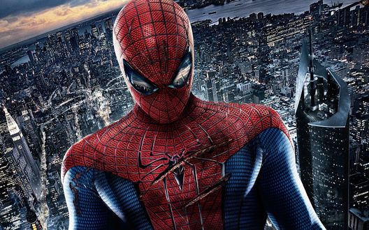 Обои на рабочий стол Новый Человек-паук / The Amazing Spider-Man на фоне ночного города