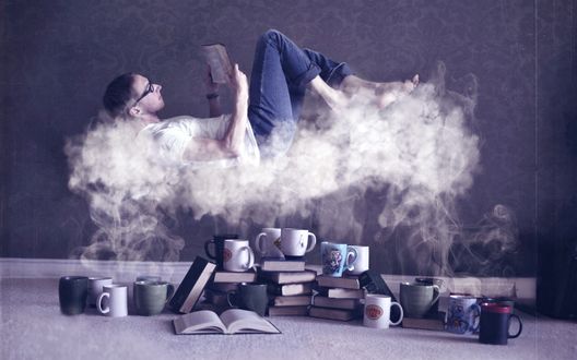 Обои на рабочий стол Мирно читающий книгу мужчина на облаке из пара чашек с кофем