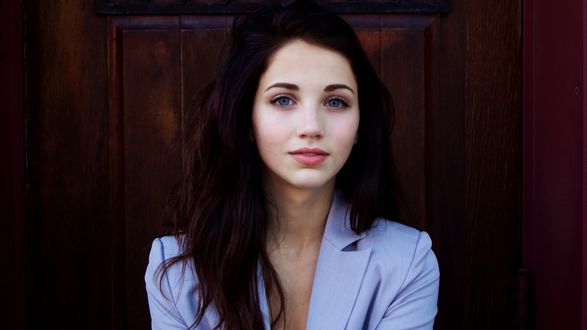 Обои на рабочий стол Удивленная Эмили Руд / Emily Rudd в голубом пиджаке
