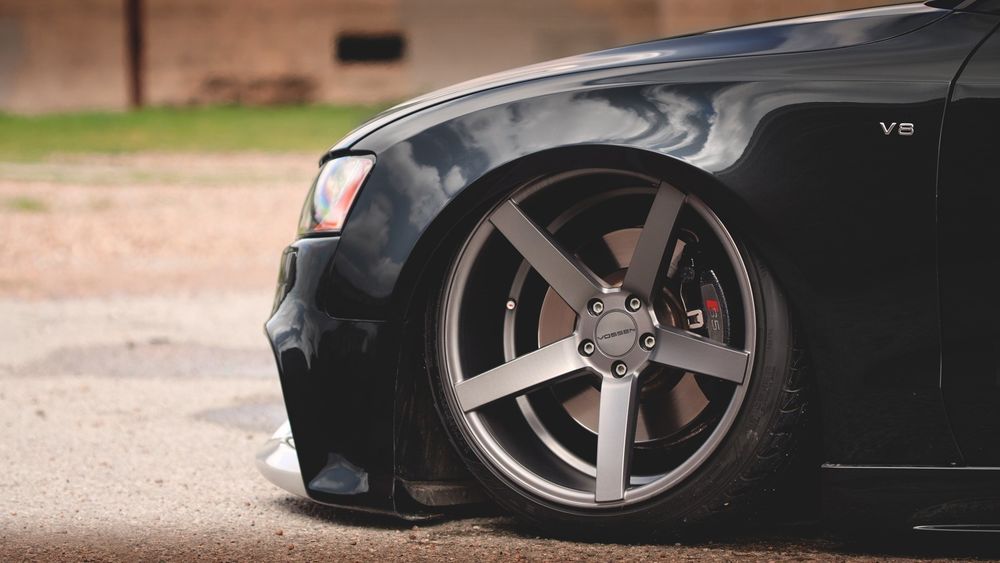 Обои для рабочего стола Колеса черной Audi / Ауди (Vossen, V8)