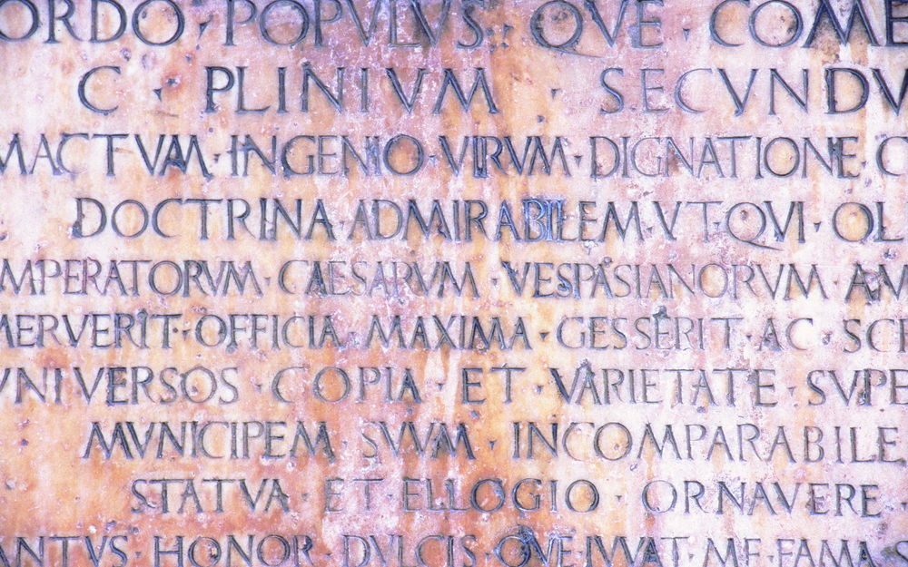 Обои для рабочего стола Гравировка на мраморной плите (C olinivm secvndv mactvm ingenio virvm dignatione doctrina admirabilem vtqvi ol mperatorvm caesarvm vespasiamorvm merverit officia maxima gesserit ac...)