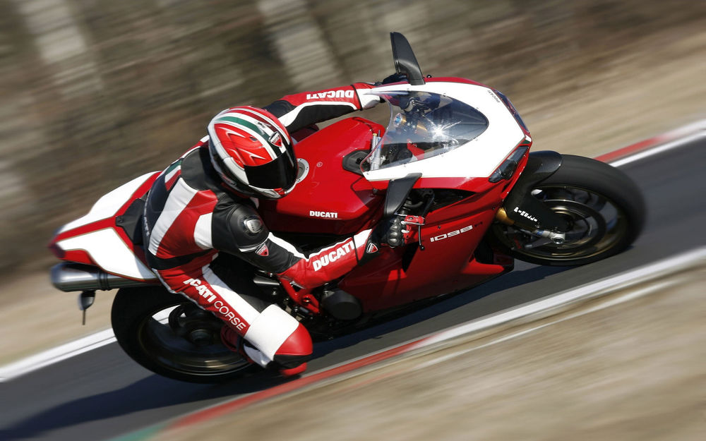 Обои для рабочего стола Мотогонщик едет на Ducati / Дукати по гоночной трассе