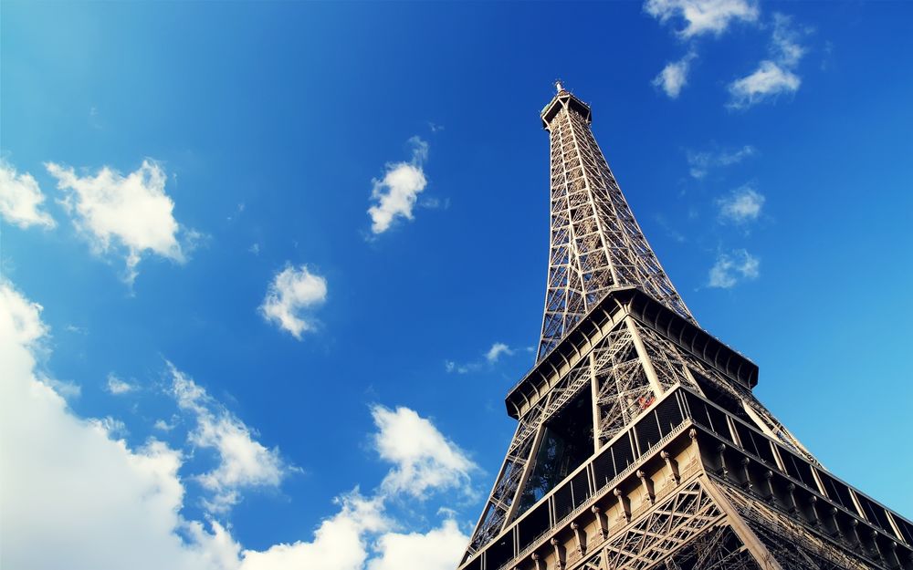 Обои для рабочего стола Tour Eiffel / Эйфелева башня на фоне голубого неба, Париж, Франция / Paris, France