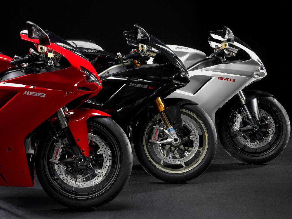 Обои для рабочего стола Три Ducati / Дукати, красный 1198, черный 1198s и белый 848 стоят в ряд