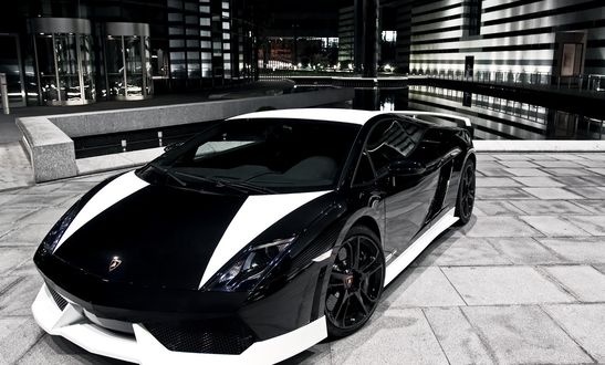 Обои на рабочий стол Суперкар Lamborghini Gallardo / Ламборгини Галлардо припаркован возле бассейна в центре города