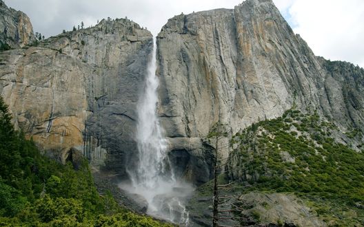 Обои на рабочий стол Водопад в скалах, штат Калифорния / California, США / USA