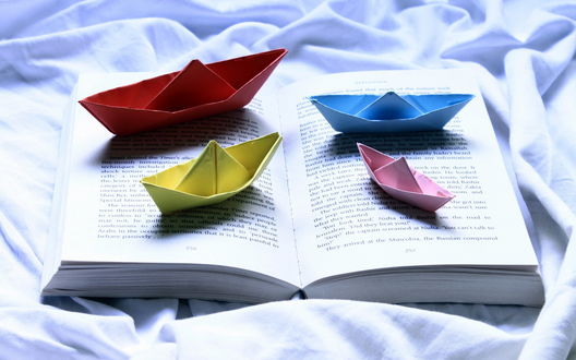 Обои на рабочий стол Бумажные разноцветные кораблики в книге