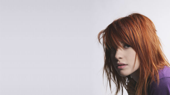 Обои на рабочий стол Портрет рыжеволосой Hayley williams / Хейли Уильямс на белом фоне