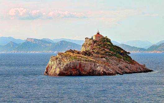 Обои на рабочий стол Скала с маяком в море