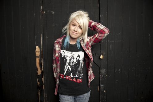 Обои на рабочий стол Jenna Mcdougall / Дженна Макдугалл стоит у черного деревянного строения в футболке (...clash) положив руку за голову