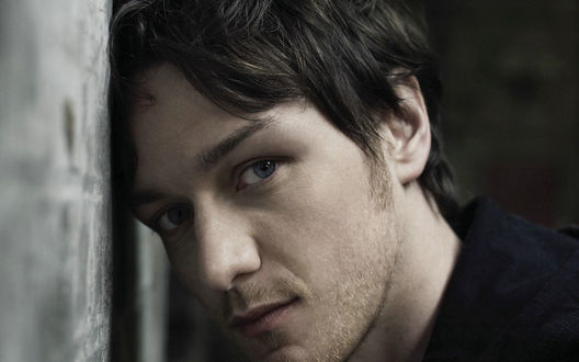 Обои на рабочий стол Актер Джеймс Макэвой / James McAvoy прислонил голову к стене