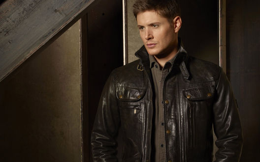 Обои на рабочий стол Известный актер Дженсен Эклс / Jensen Ackles в черной кожаной куртке, смотрит в сторону