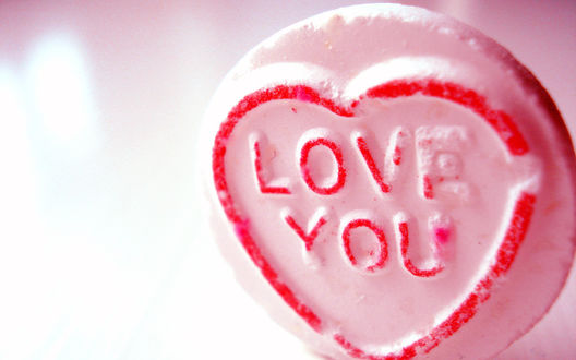Обои на рабочий стол На сердечке розового цвета написано Love You \ Люблю Тебя