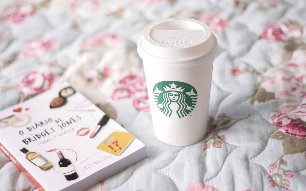 Обои для рабочего стола Чашка с кофе из кафе Starbucks / Старбакс стоит рядом с книгой под названием 'O Diario Bridget Jones'