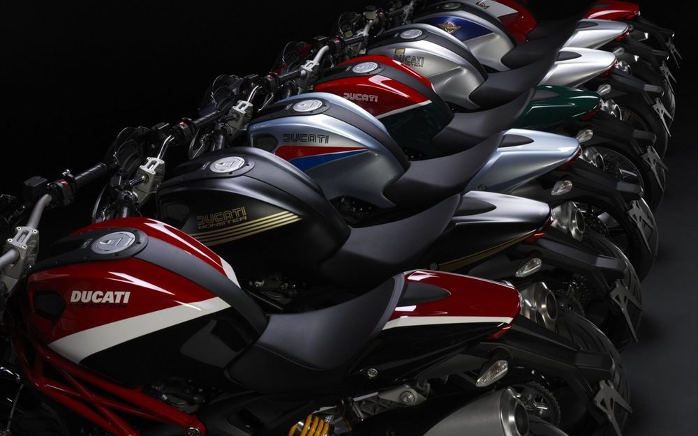 Обои для рабочего стола Семь разноцветных мотоциклов Ducati / Дукати стоят в ряд