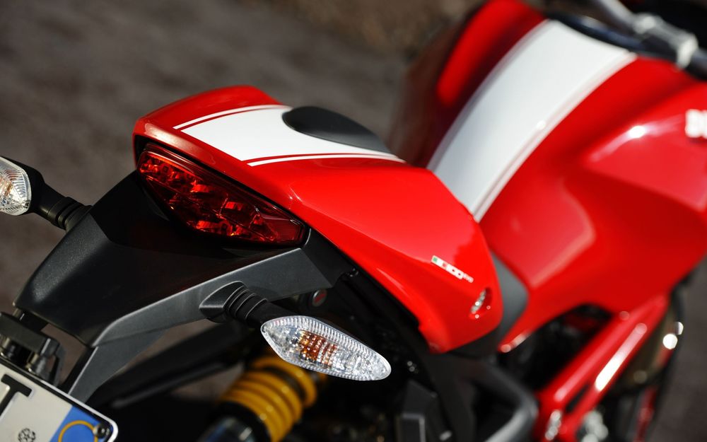 Обои для рабочего стола Красный с белой полоской Ducati Monster 1100 EVO / Дукати Монстер вид сзади