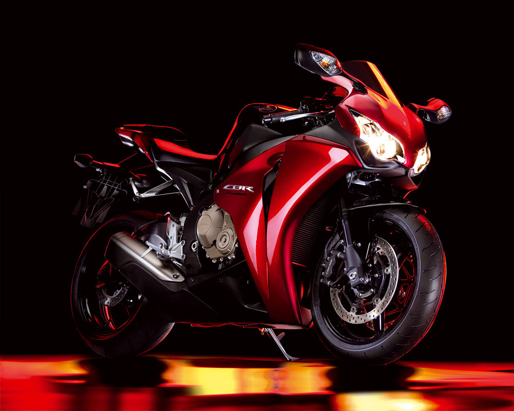 Обои для рабочего стола Красная Honda CBR1000RR Fireblade / Хонда в красном свете