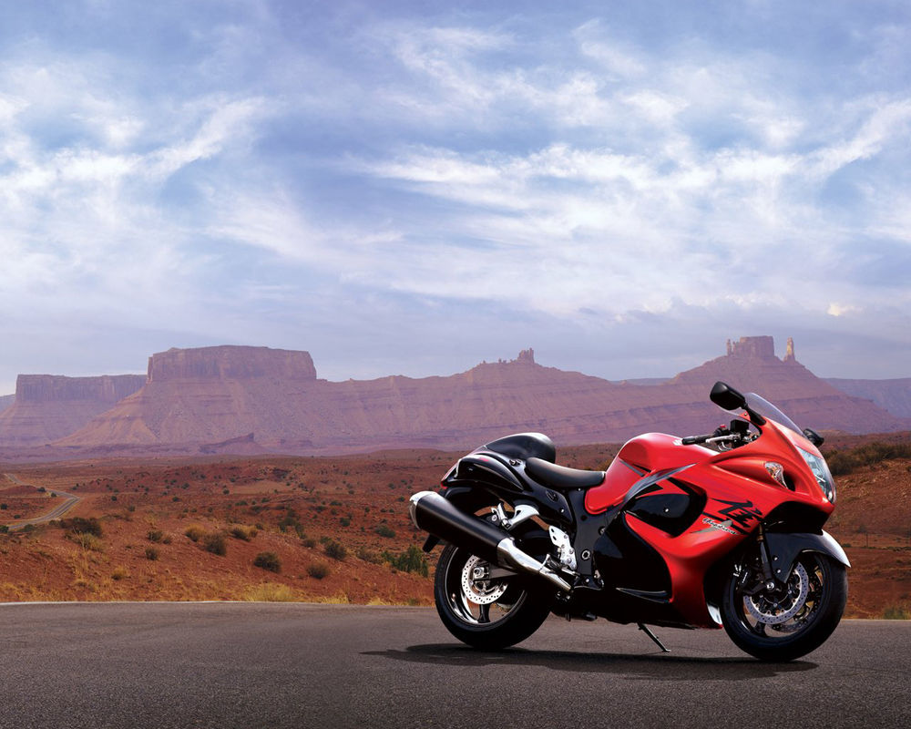 Обои для рабочего стола Черно-красный Suzuki Hayabusa GSX1300R / Сузуки стоит на фоне Аризонских скал