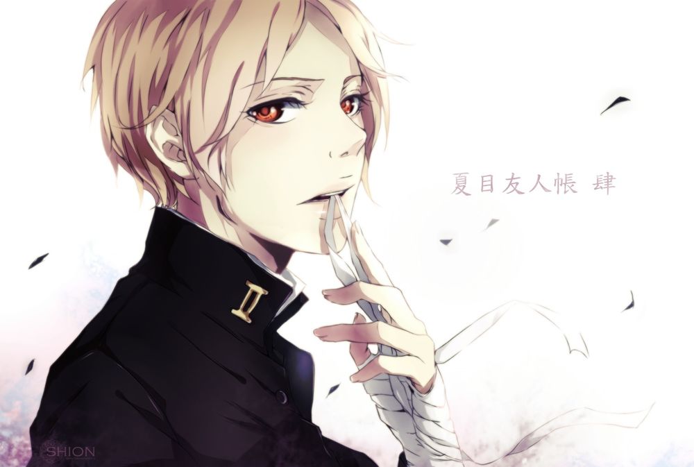 Обои для рабочего стола Natsume Takashi / Такаши Нацумэ из аниме Тетрадь дружбы Нацуме / Natsume Yuujinchou / Natsume`s Book of Friends кусает бинт, которым перевязана его рука (SHION)