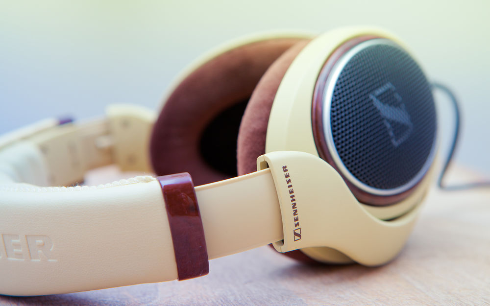 Обои для рабочего стола Наушники Sennheiser бежевого цвета