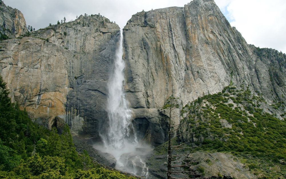 Обои для рабочего стола Водопад в скалах, штат Калифорния / California, США / USA