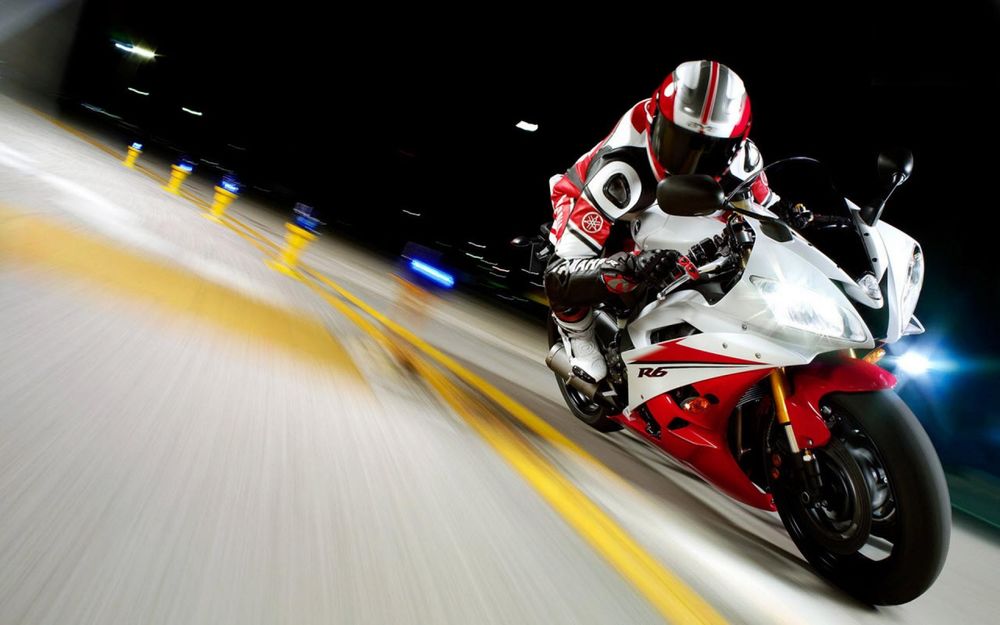 Обои для рабочего стола Гонщик едет на красно-белом мотоцикле Yamaha R6 / Ямаха