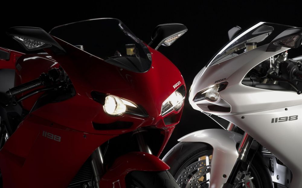 Обои для рабочего стола Красный и белый мотоцикл Ducati 1198 / Дукати