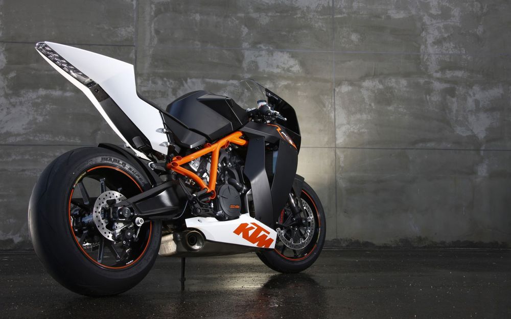 Обои для рабочего стола Черно-белый мотоцикл KTM RC8 с оранжевой рамой