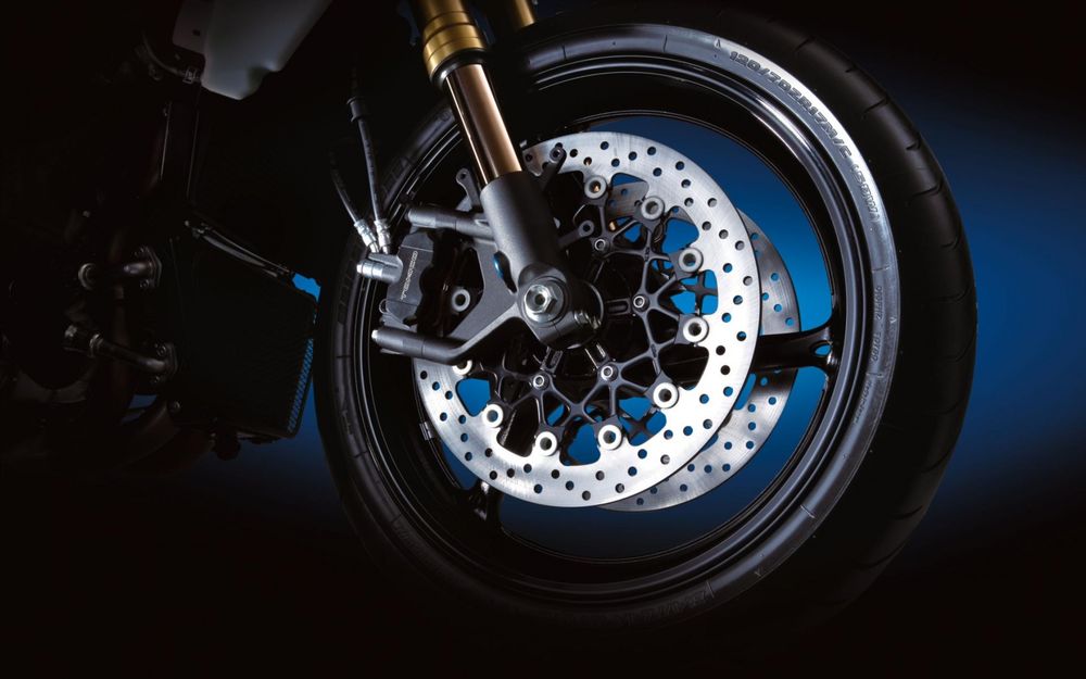 Обои для рабочего стола Переднее колесо мотоцикла Suzuki GSX R1000 / Сузуки