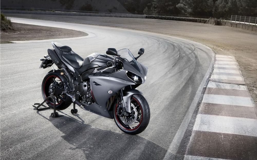 Обои для рабочего стола Серый мотоцикл Yamaha YZF-R1 / Ямаха стоит на гоночной трассе