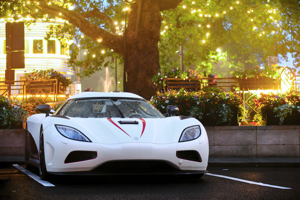 Обои для рабочего стола Суперкар Koenigsegg Agera вечером после дождя стоит на парковке возле парка в Лондоне / London