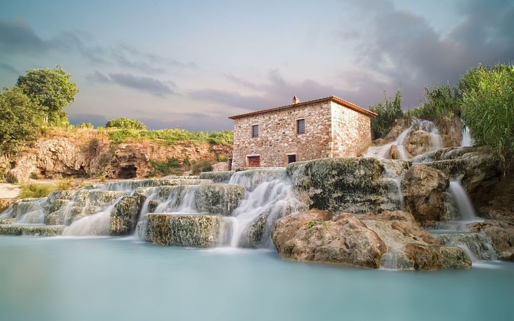 Обои для рабочего стола Водопады около дома в Сатурнии / Saturnia, Италия / Italy