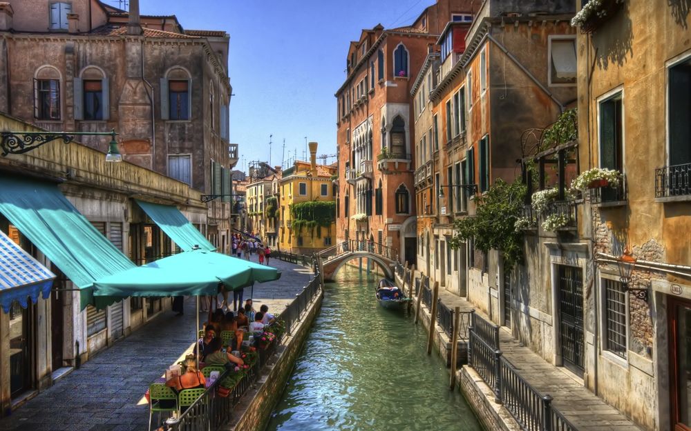 Обои для рабочего стола Уличный канал в Венеции / Venice, Italy / Италия