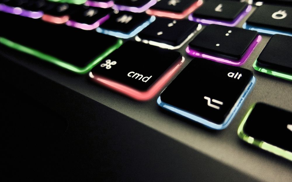 Обои для рабочего стола Клавиатура Apple с разноцветной подсветкой