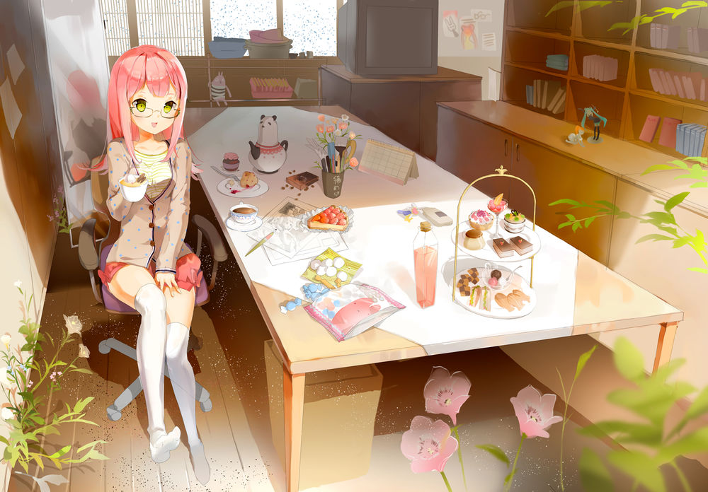 Обои для рабочего стола Аниме девушка с розовыми волосами и зелёными глазами сидит на стуле за столом со сладостями и держит кружку чая