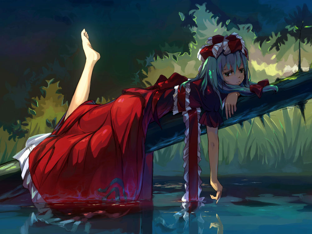 Обои для рабочего стола Kagiyama Hina / Хина Кагияма из аниме-игры Тохо / Touhou Project скучает лежа на поваленном дереве над водой